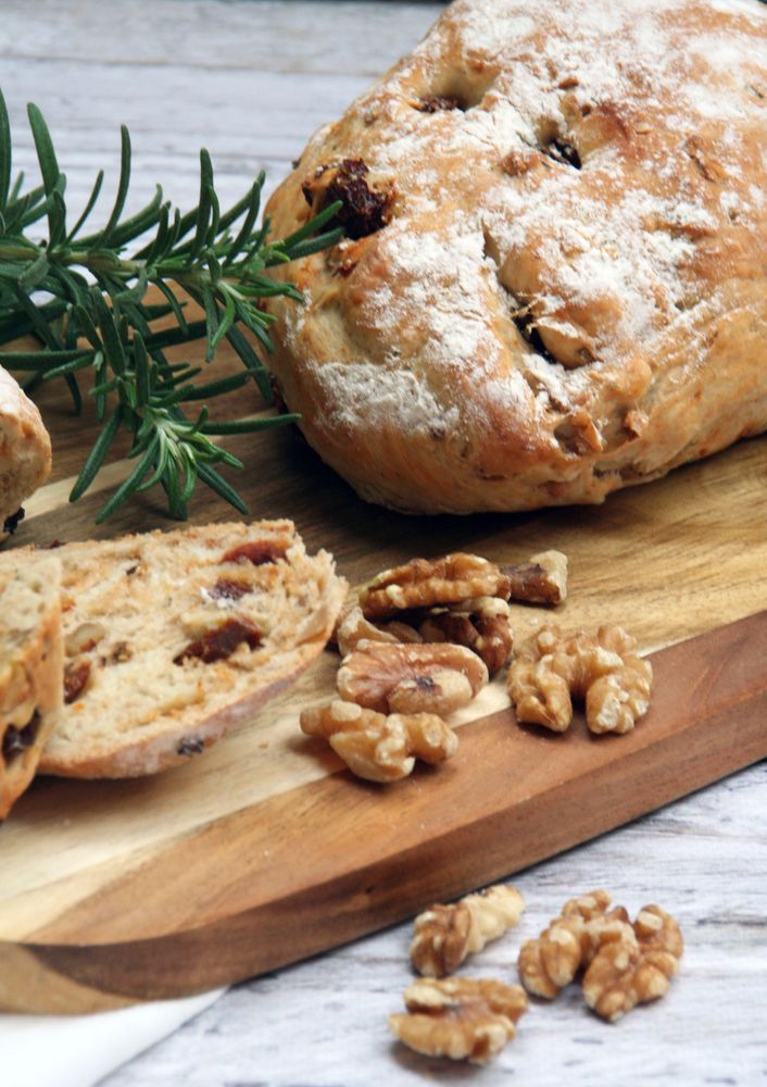 Rezeptbild: Zweierlei Brot: Walnuss-Tomaten-Brot und Walnuss-Trüffel-Brot