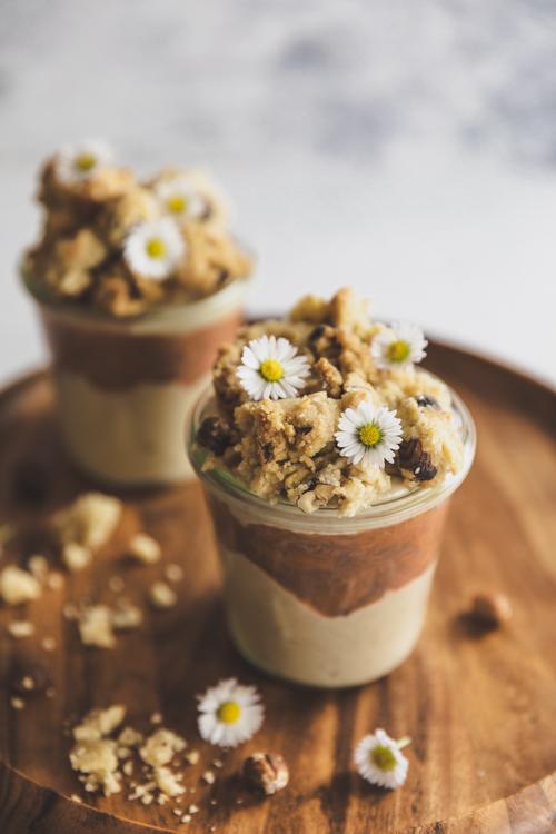Rezeptbild: Rhabarberkompott mit weißer Schokomousse und Kardamom Streusel