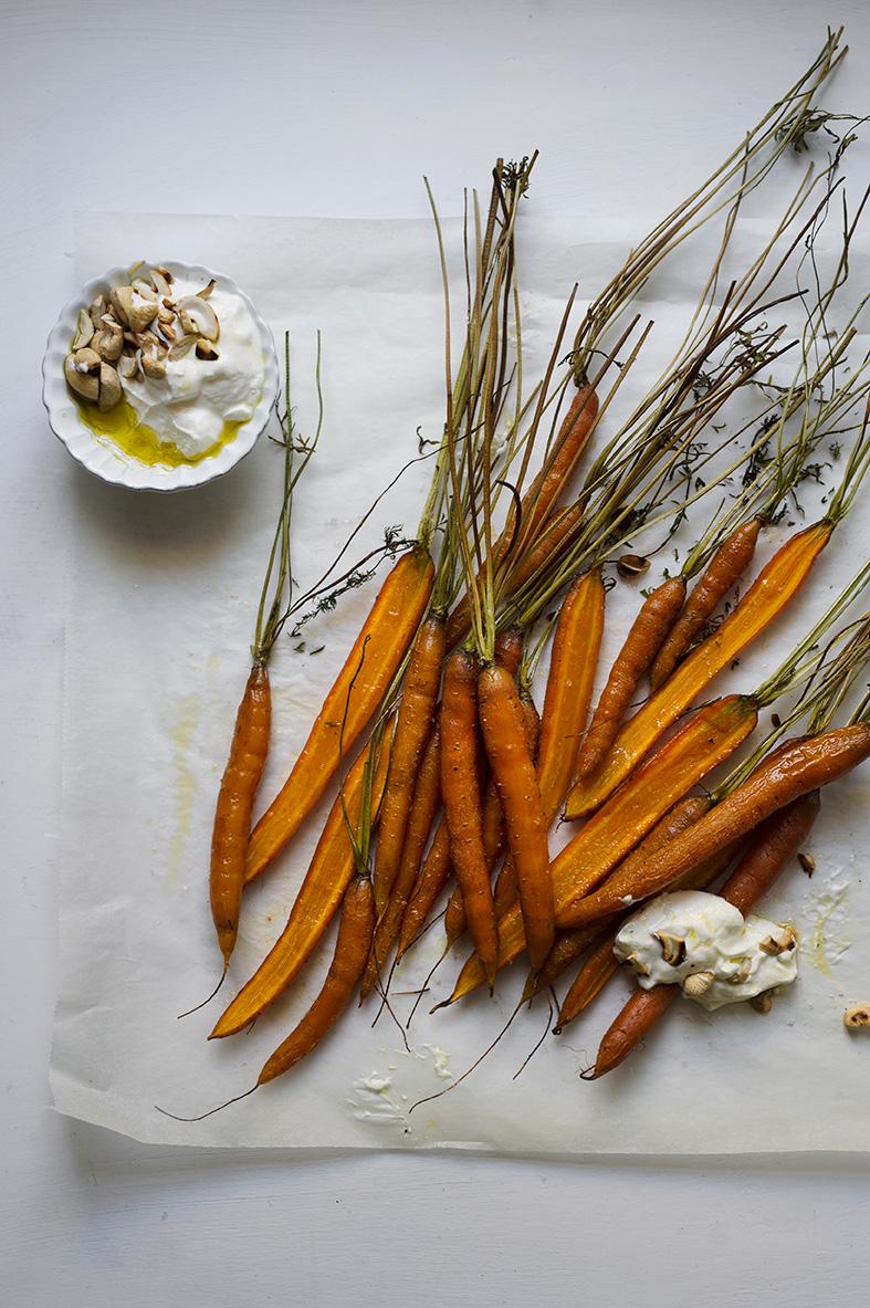 Rezeptbild: Ofengeröstete Karotten mit Schafkäse-Dip