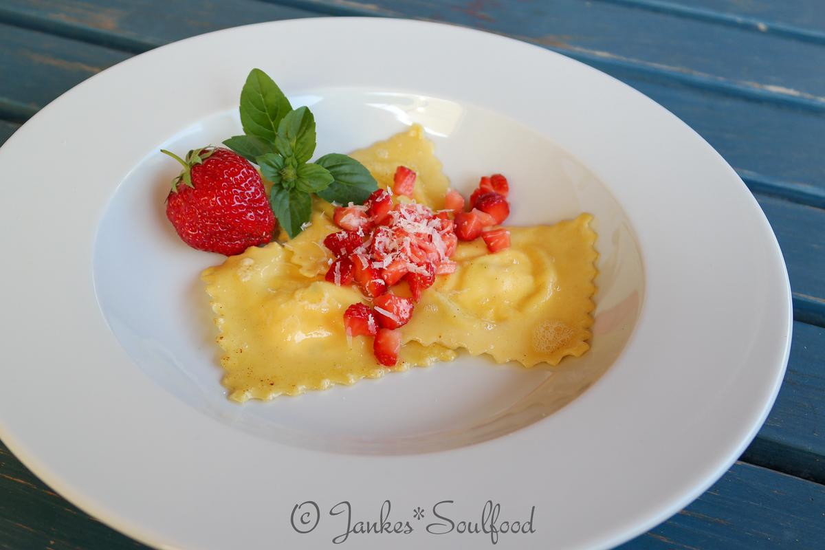 Rezeptbild: Ricotta-Ravioli mit frischen Erdbeeren
