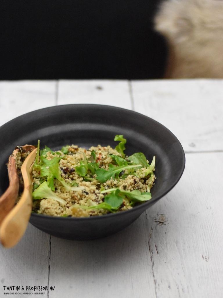 Rezeptbild: VEGANER QUINOA-SALAT MIT OFENGEMÜSE & DATTELN