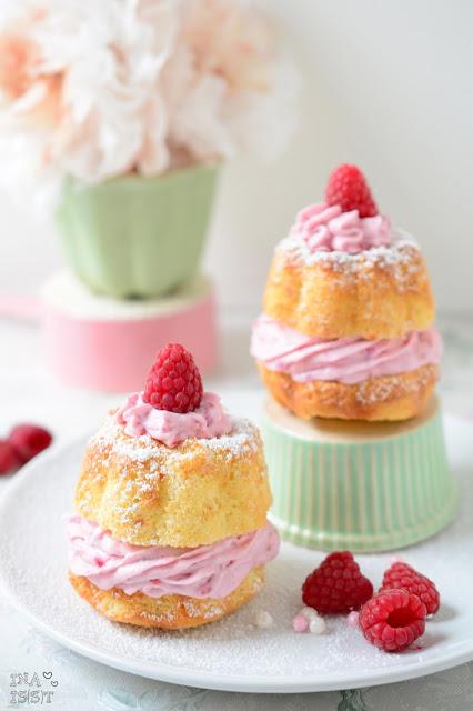 Rezeptbild: Mit Himbeercreme gefüllte Biskuitgugelhupfe