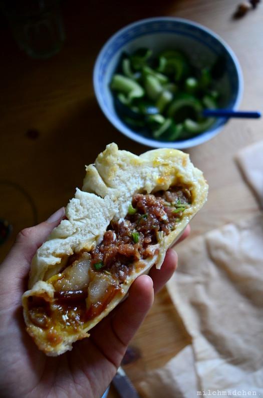 Rezeptbild: Riesen-Baozi mit geschmortem Schweinebauch, Salz-Ei und Frühlingszwiebel-Fleisch-Füllung