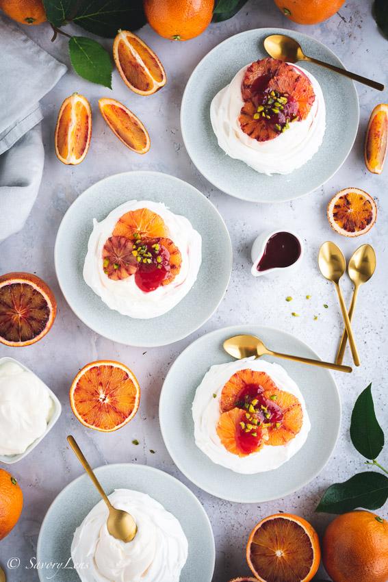 Rezeptbild: Pavlovas mit Blutorangen und Pistazien