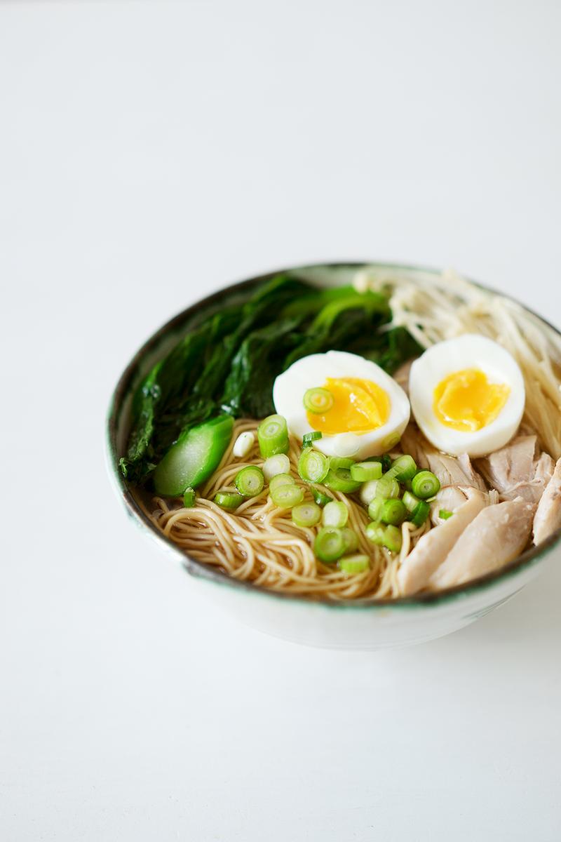 Rezeptbild: Asiatische Hühnersuppe mit Nudeln, Brokkoli, Enoki und Ei