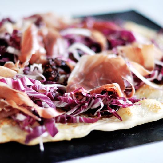 Rezeptbild: Flammkuchen mit Radicchio, Gorgonzola, getrockneten Tomaten und Parmaschinken