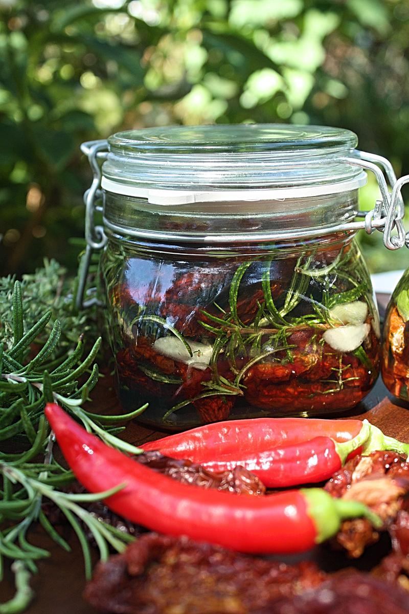Rezeptbild: Getrocknete Tomaten in Kräuteröl