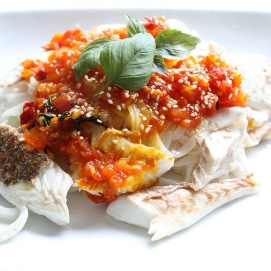 Rezeptbild: Gebratene Dorade mit Tomaten-Safran-Püree und Reisnudeln
