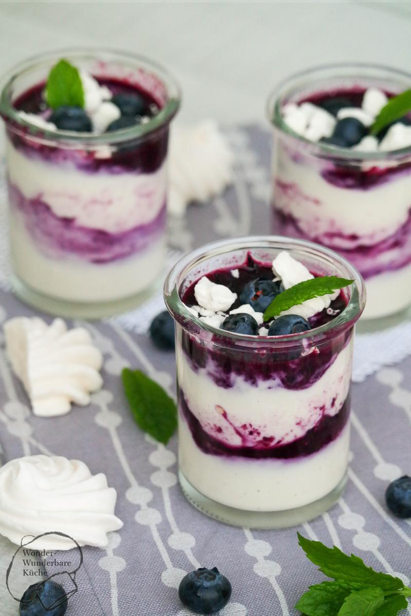 Rezeptbild: Heidelbeer-Vanille-Dessert mit Baiser