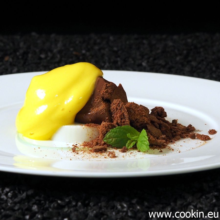 Rezeptbild: Passionsfrucht-Schaum, Schokoladeneis, Kokos-Panna Cotta, Schoko-Crumble