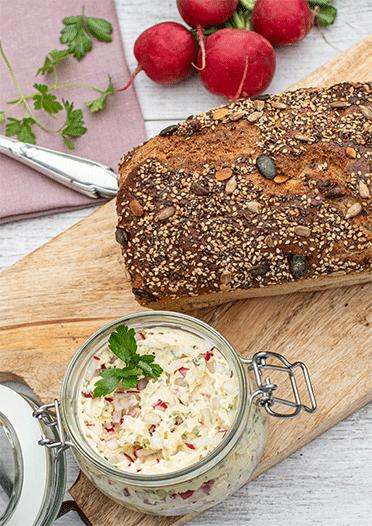 Rezeptbild: Rustikales Weizenmischbrot mit Radieschen-Walnuss-Butter
