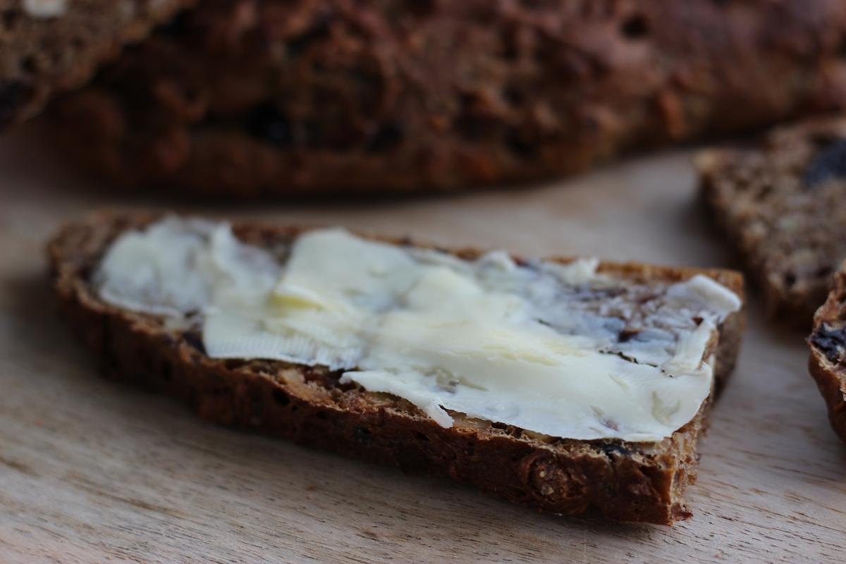 Rezeptbild: Saftiges Nuss-Brot mit Trockenfrüchten