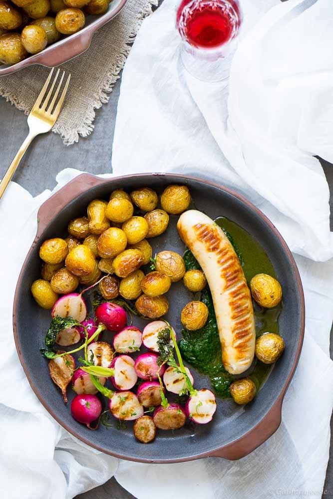 Rezeptbild: Kalbsbratwurst mit Schnittlauchöl, gegrillten Radieschen und Bratkartoffeln