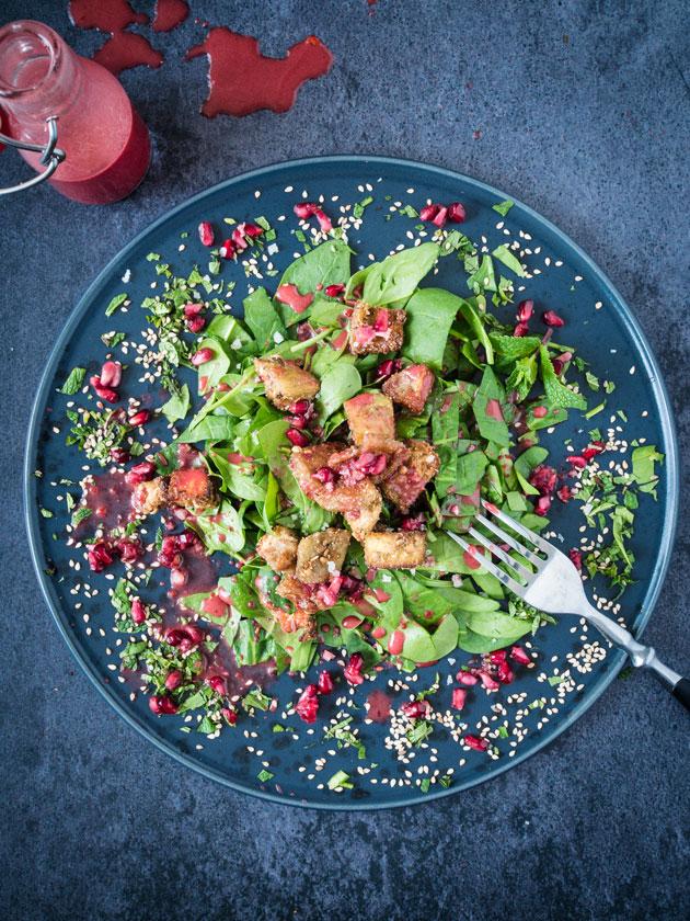 Rezeptbild: Knusprig gebackene Aubergine auf Granatapfel Salat