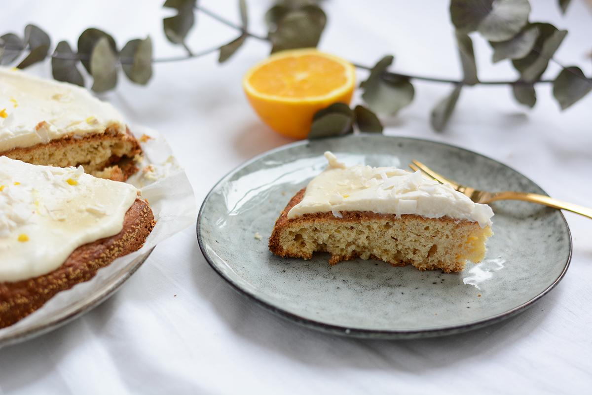 Rezeptbild: Orangen-Kokos-Kuchen mit Kokos-Frosting
