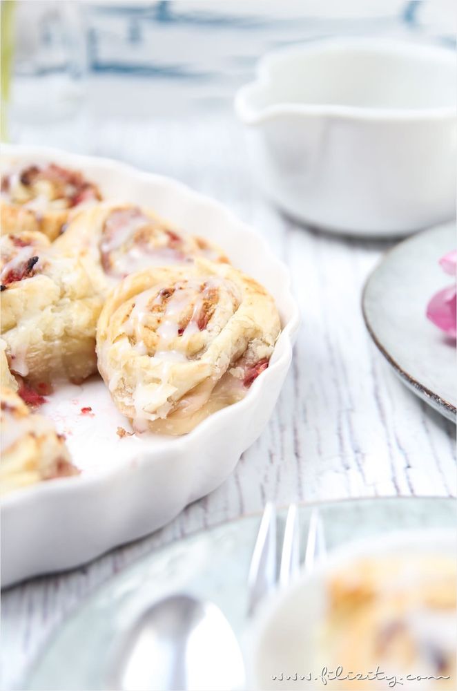 Rezeptbild: Erdbeer-Blätterteig-Schnecken mit Pistazien-Frischkäse