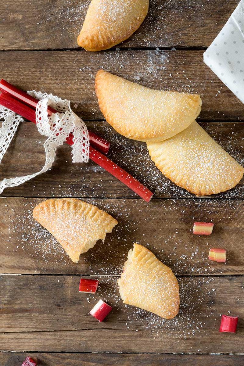 Rezeptbild: Teigtaschen aus Dinkelmehl mit Rhabarber-Füllung