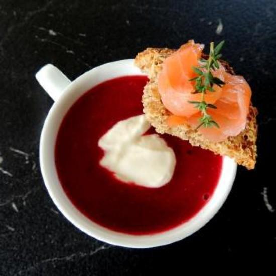Rezeptbild: Rote-Rüben-Meerettichsuppe mit Räucherlachs