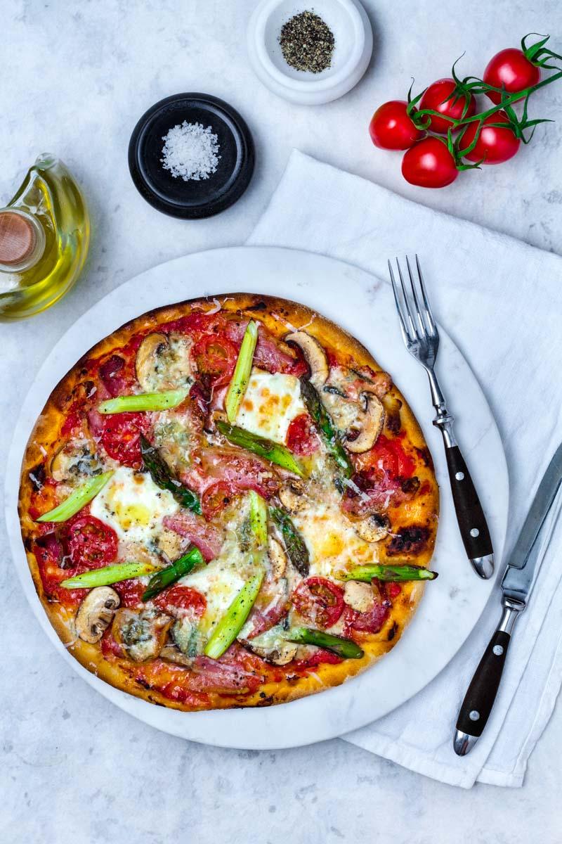 Rezeptbild: Spargelpizza mit Mozzarella, Gorgonzola und Pancetta