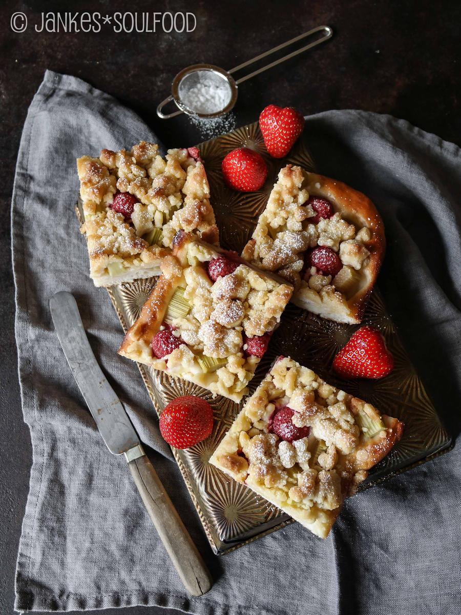 Rezeptbild: Erdbeer-Rhabarber-Streuselkuchen