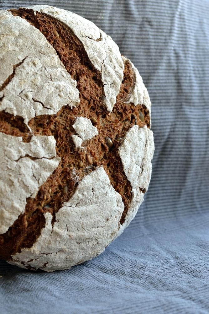 Rezeptbild: Mildes Sauerteigbrot mit viel Roggen