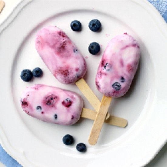 Rezeptbild: Beereneis am Stiel