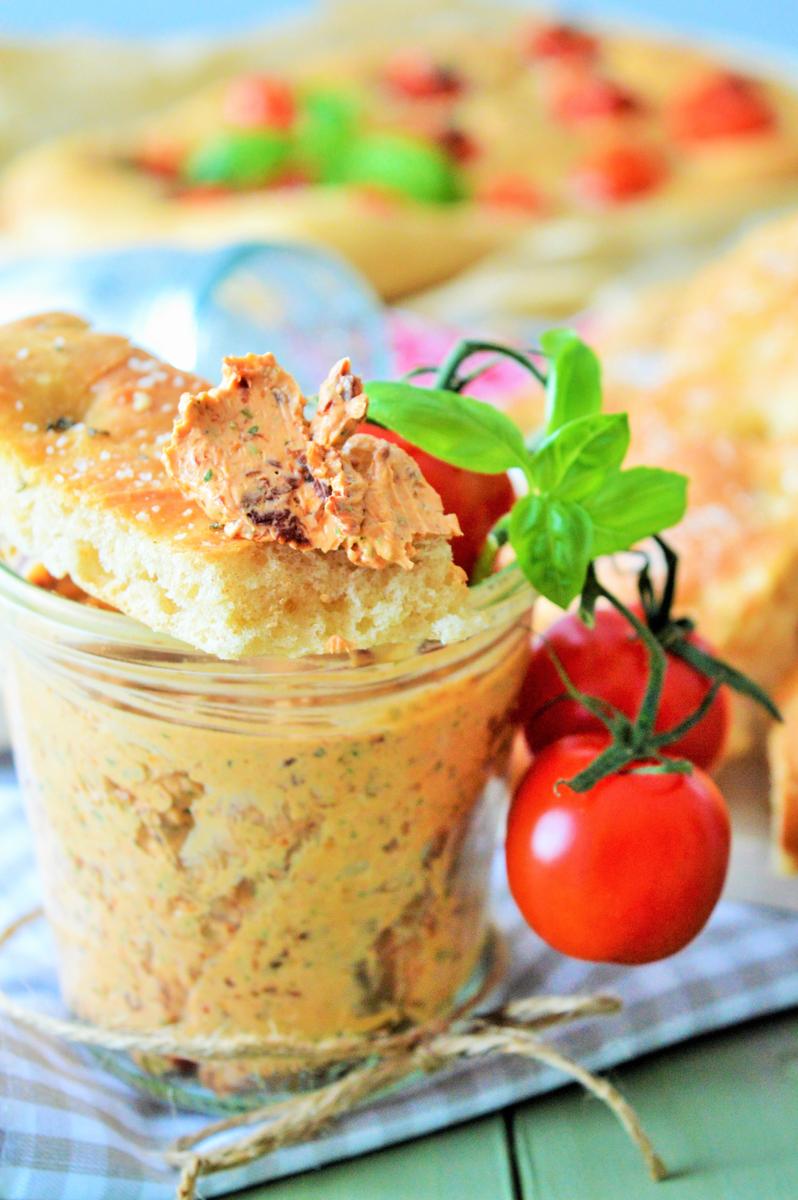 Rezeptbild: Rosmarien Foccatia mit Tomatenbutter