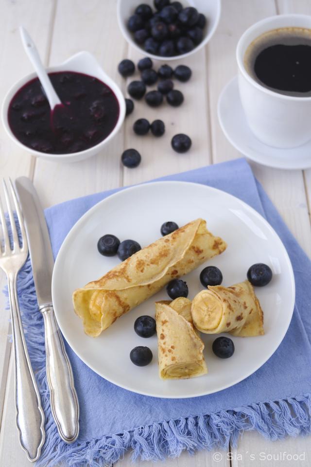 Rezeptbild: Bananen-Crêpes mit Blaubeersirup