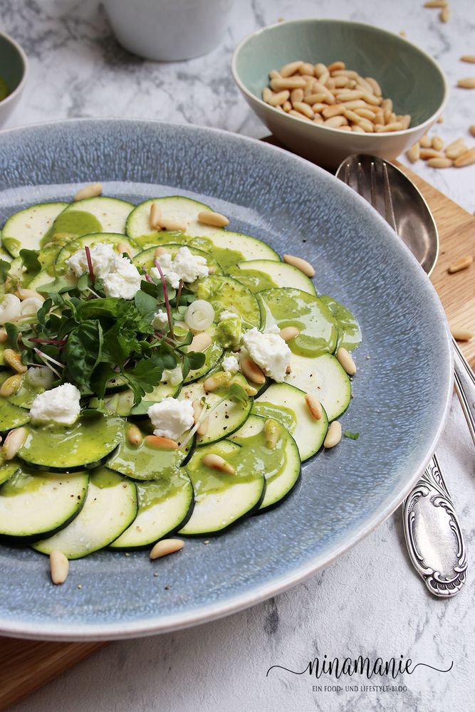 Rezeptbild: Zucchini-Carpaccio mit Feta und Kräuter-Vinaigrette