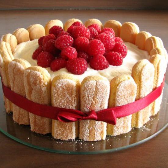 Rezeptbild: Himbeertorte mit einer Creme aus weißer Schokolade und Joghurt