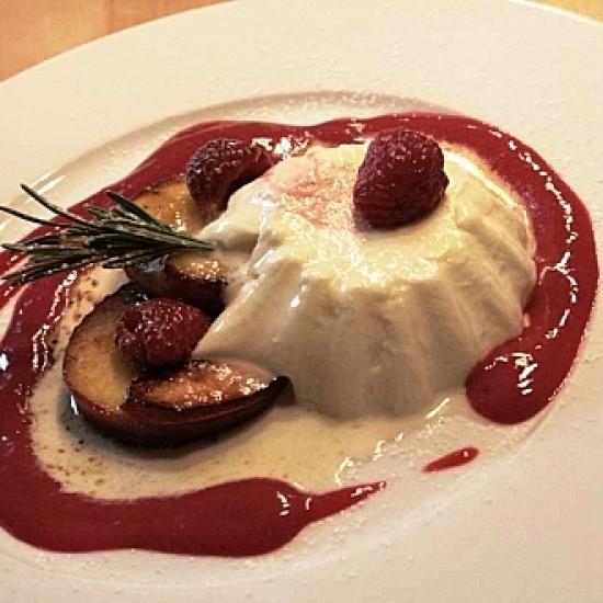 Rezeptbild: Rosmarin-Pannacotta mit gebratenem Pfirsich und Himbeeren