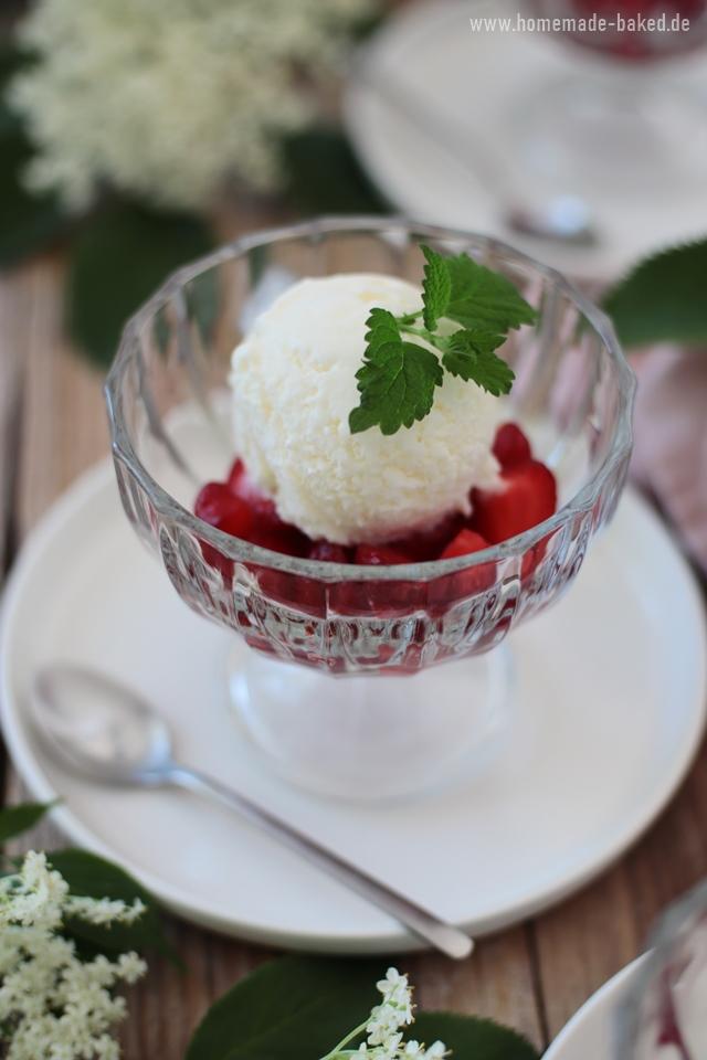 Rezeptbild: Holunderblüten-Joghurt-Eis auf Vanille-Erdbeeren ohne Eismaschine