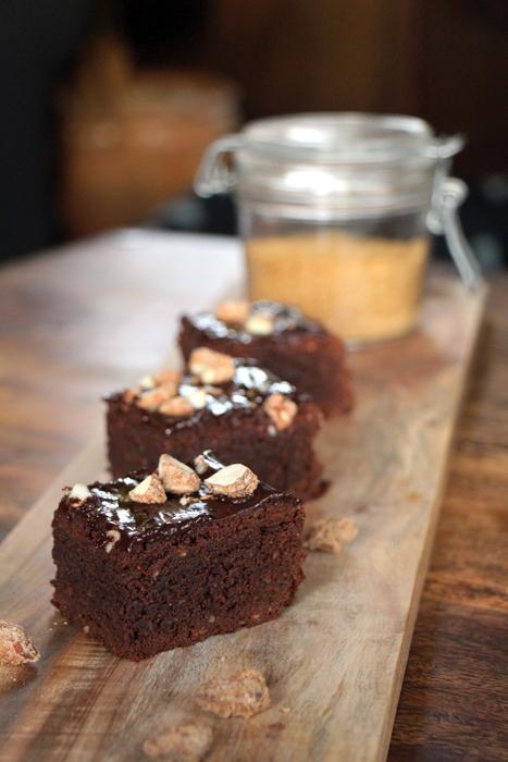 Rezeptbild: Zimt Brownies mit gebrannten Mandeln