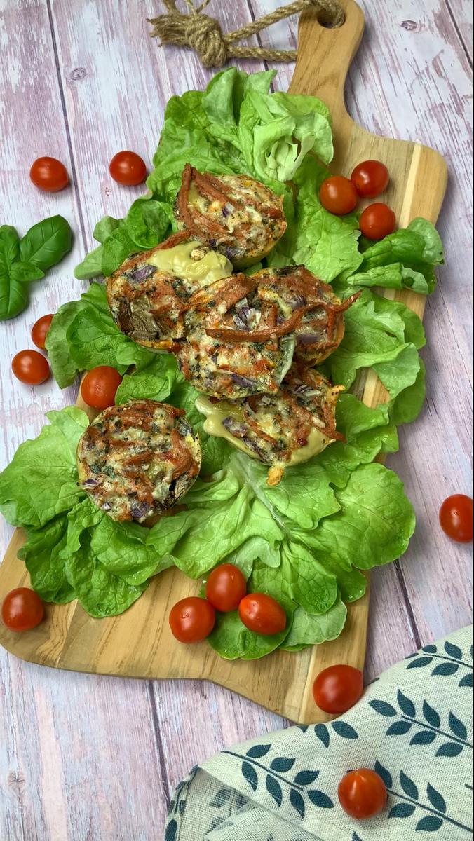 Rezeptbild: Deftige Rührei Muffins mit Speck, Käse und Champignons