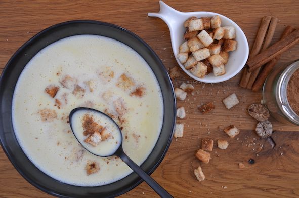 Rezeptbild: Weinsuppe mit Zimtcroûtons