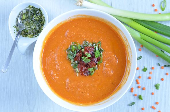 Rezeptbild: Rote Linsensuppe mit Chorizo-Chips und Lauchzwiebel-Relish
