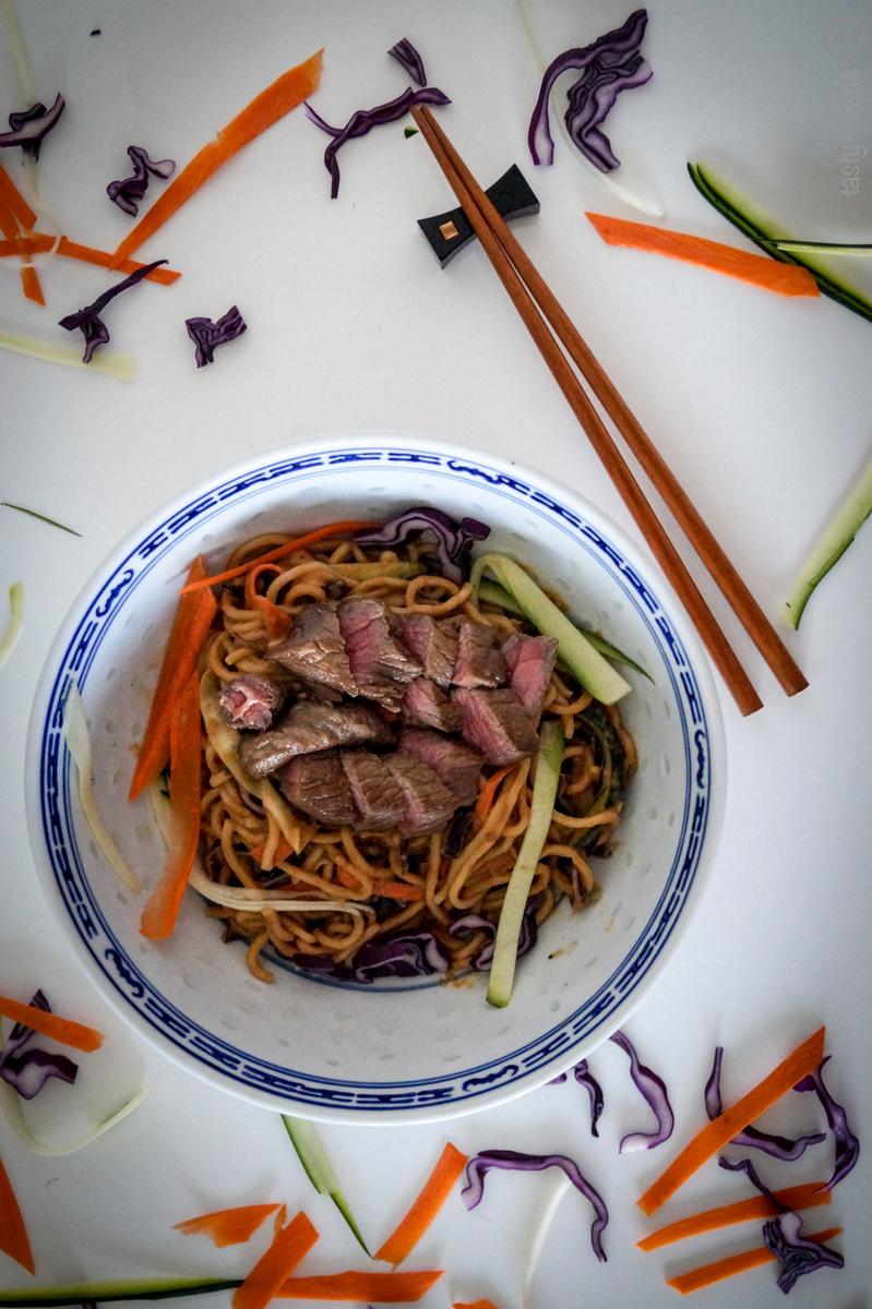 Rezeptbild: Nudeln in Erdnusssauce mit Steakstreifen