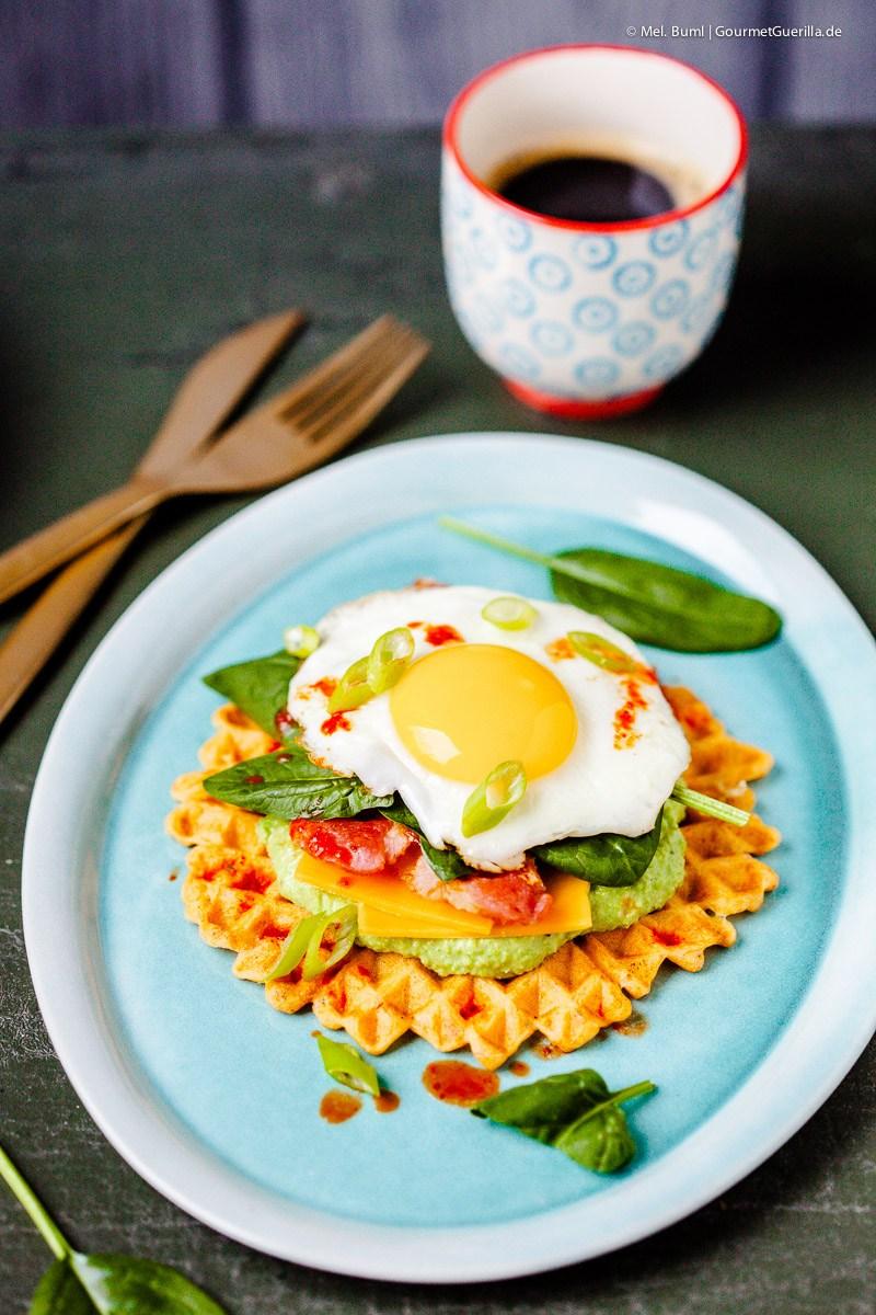 Rezeptbild: (Kater) Kater-Frühstück de luxe: Kimchi-Waffeln mit Erbsenhummus, Bacon, Spinat und Spiegelei