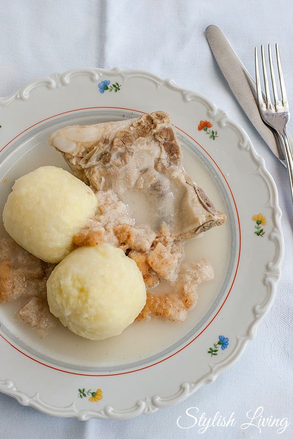 Rezeptbild: Schweinekamm mit Klößen und Meerrettichsauce nach Oma’s Art