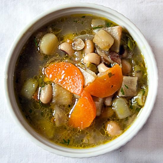 Rezeptbild: Gemüsesuppe mit Bohnen und Kichererbsen