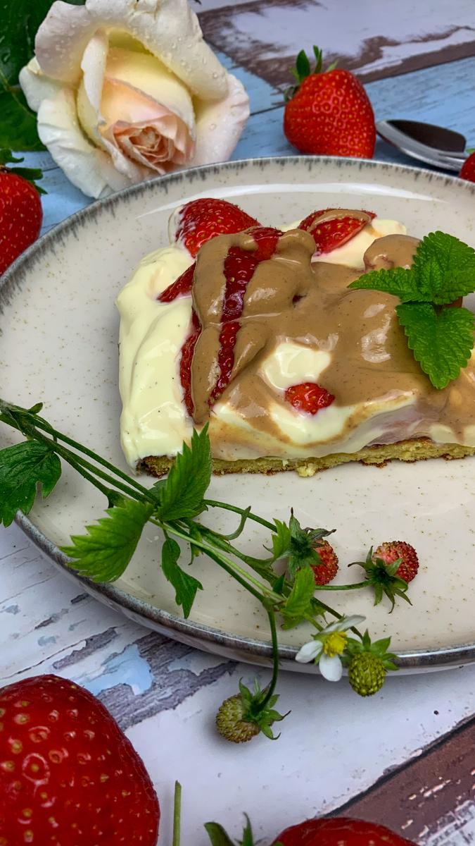 Rezeptbild: Erdbeerkuchen mit Vanillepudding, Quark und Karamellcreme