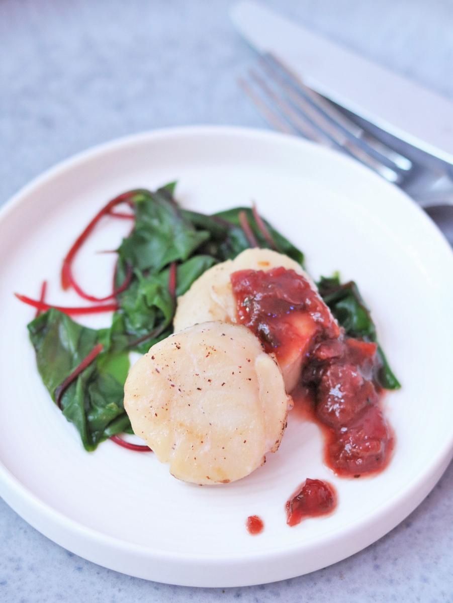 Rezeptbild: Jakobsmuscheln mit Zwetschge & Mangold