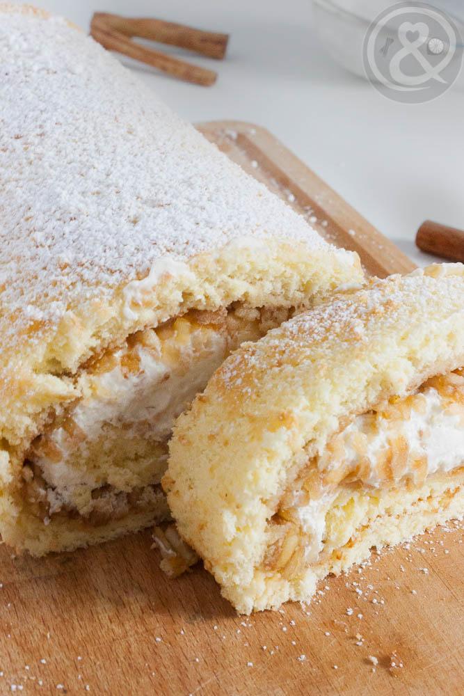 Rezeptbild: Biskuitrolle Zimtsahne-Apfel