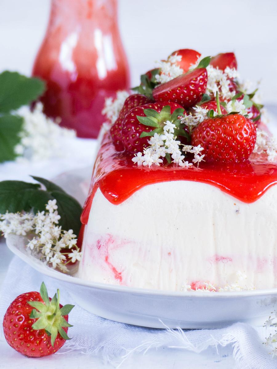 Rezeptbild: HOLUNDERBLÜTEN-ERDBEER PARFAIT