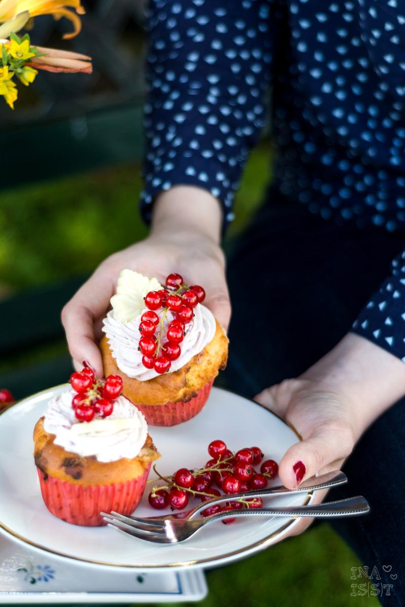 Rezeptbild: Weiße Schokoladen-Cupcakes mit Johannisbeer-Topping