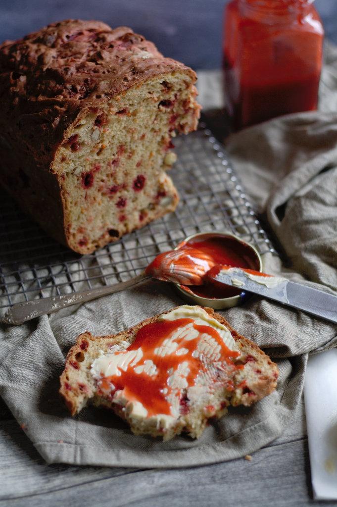 Rezeptbild: Schnelles Dinkelbrot mit Rote Beete, ganzen Mandeln und Karotten