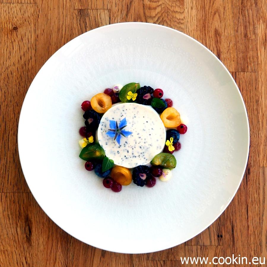 Rezeptbild: Mohn-Marzipan-Panna Cotta mit spätsommerlichen Früchten, Pflaumen-Gel und Mandel-Creme