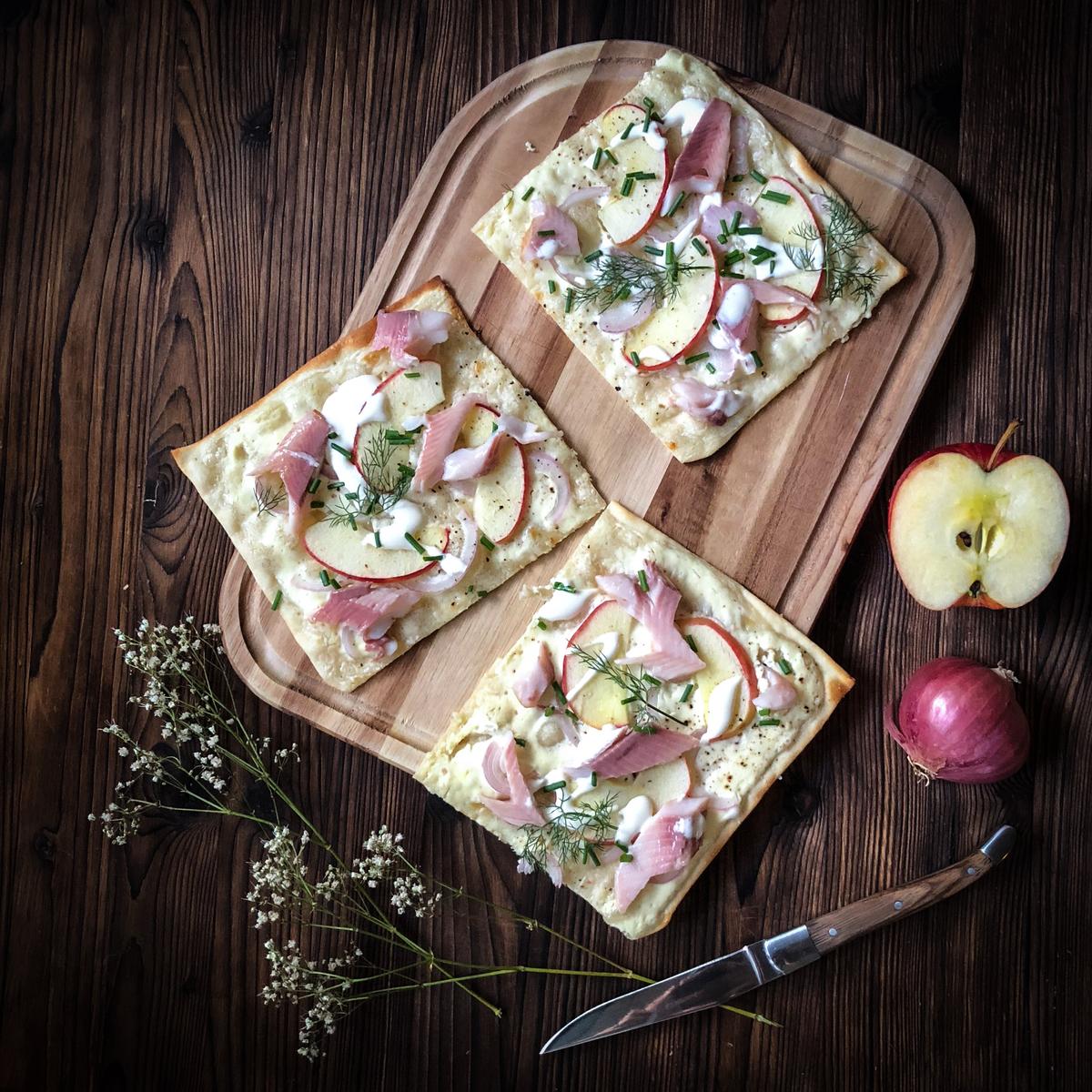 Rezeptbild: FLAMMKUCHEN MIT GERÄUCHERTER FORELLE