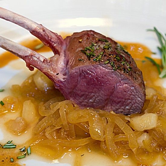Rezeptbild: Lammcarrée mit Pfirsich-Zwiebel-Ragout und Rosmarinpolenta