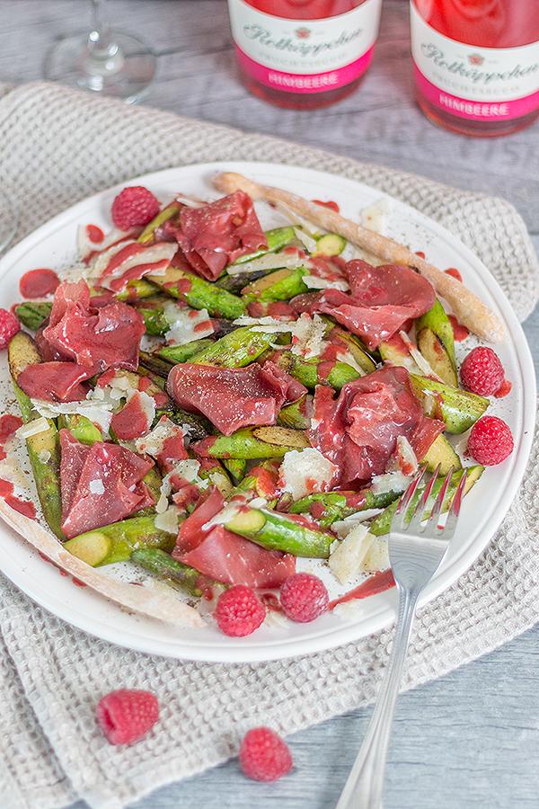 Rezeptbild: Grüner Spargel mit Bresaola und Himbeerdressing